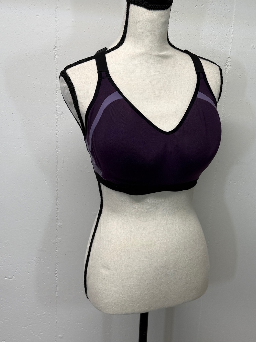 V.S. Women’s Wireless Sports Bra - Purple/black